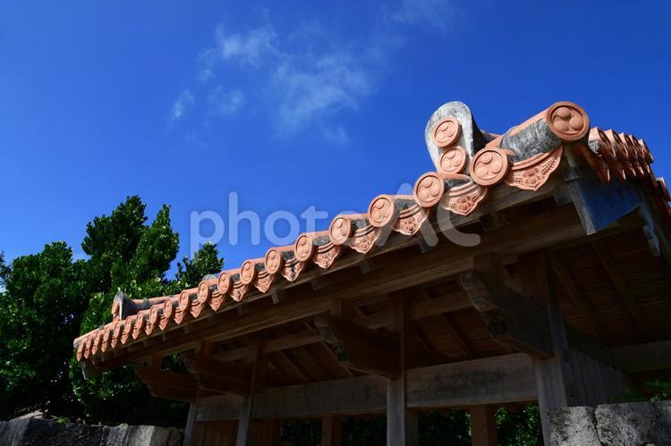 赤瓦の屋根と青空 日本,沖縄,風景の写真素材