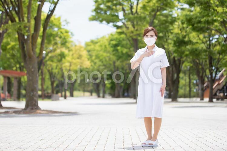 マスクをする白衣の女性 看護師,ナース,マスクの写真素材