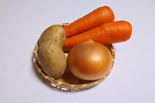 籠に入ったじゃがいも・にんじん・玉ねぎ じゃがいも,にんじん,玉ねぎの写真素材