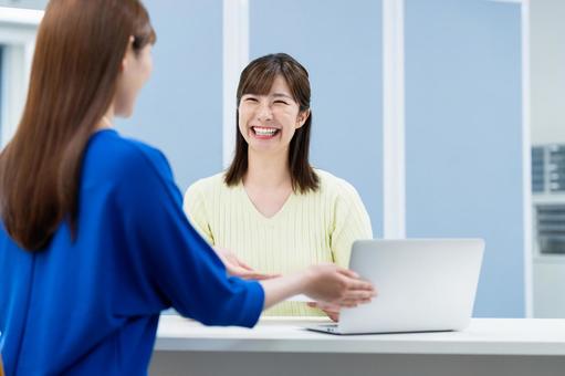 相談する若い女性 相談する若い女性 相談,カウンセリング,女性の写真素材