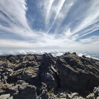 巨岩がたくさんある山 巨岩がたくさんある山の写真