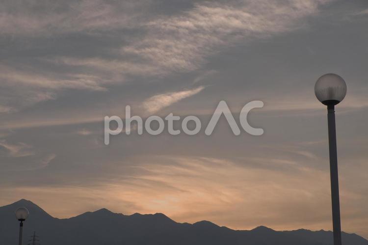 夕暮れ時の空と電灯 空,夕暮れ,たなびく雲の写真素材