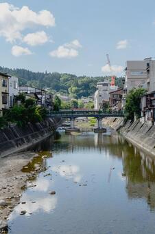 宮川に架かる橋と旅館が並ぶ緑豊かな街並み 宮川,高山市,岐阜県の写真素材