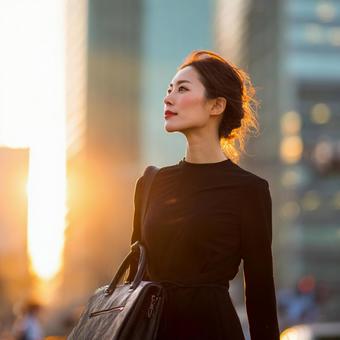 未来を見つめる日本人女性ビジネスパーソン 未来を見つめる日本人女性ビジネスパーソンの写真