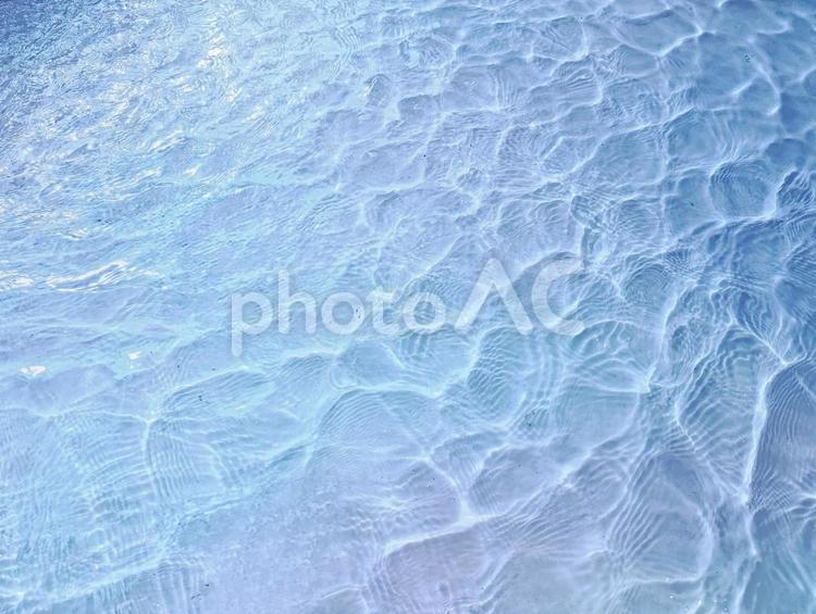 青い水面のグラデーション　清らかな水背景 水面,水,ブルーの写真素材