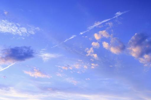 アニメーションみたいな空① 夕焼け空,ピンク,水色の写真素材
