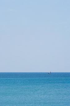 ターコイズブルーの海に浮かぶヨット ターコイズブルーの海に浮かぶヨットの写真