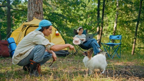 犬と目線を合わせた男性 男性,外国人,犬の写真素材