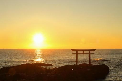 大洗磯崎神社の夜明け 鳥居,風景,海の写真素材
