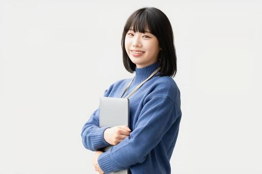 パソコンを持つ女性・ビジネスウーマン パソコンを持つ女性・ビジネスウーマン 女性,パソコン,笑顔の写真素材