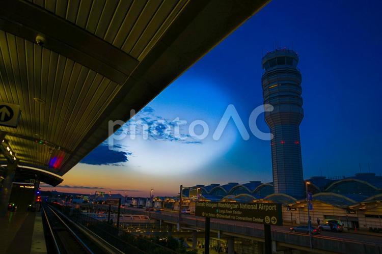 ロナルド・レーガン・ワシントン空港 空港,コントロールタワー,夕暮れの写真素材
