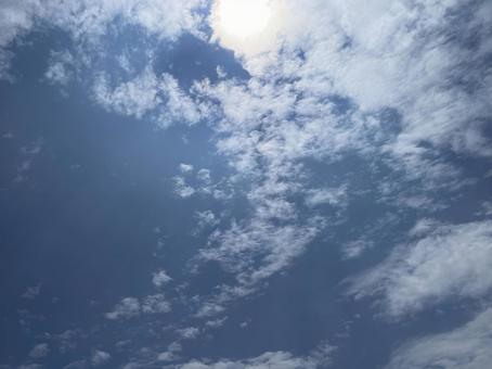 空に雲 空に雲の写真