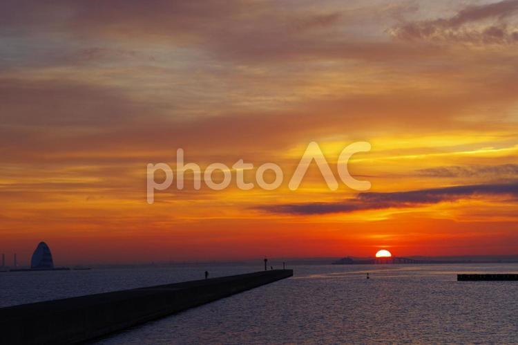 東京湾に昇る朝日～アクアラインを望む 朝焼け,アクアライン,風の塔の写真素材