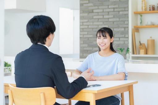 リビングで女性と商談をするビジネスマン リビングで女性と商談をするビジネスマン 営業,金融,保険の写真素材