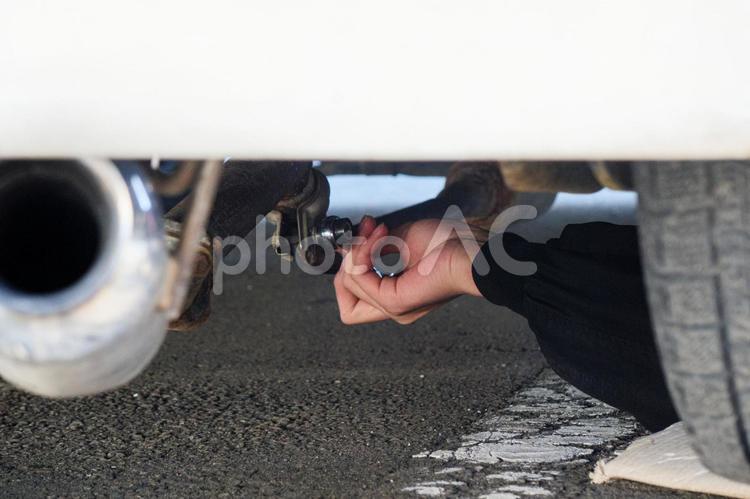 車の整備をする男性の手元 趣味,車,自動車の写真素材