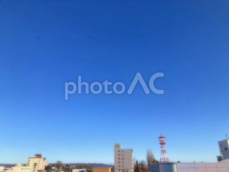 青空とビルと遠くの丘陵地帯　ソフトレンズ 快晴,青空,青のグラデーションの写真素材