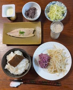 昆布ご飯に蒸し骨無しさばフィレなどの夕食 夕食,あきたこまち,昆布の写真素材