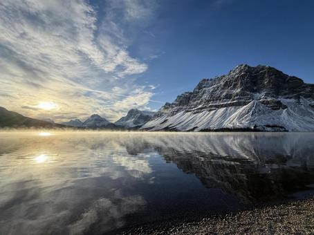 ボウレイクの朝焼け 雪景色,山,氷河の写真素材