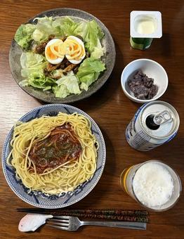 スパゲティー、卵としめじサラダとうの夕食 夕食,スパゲティー,ミートソースの写真素材