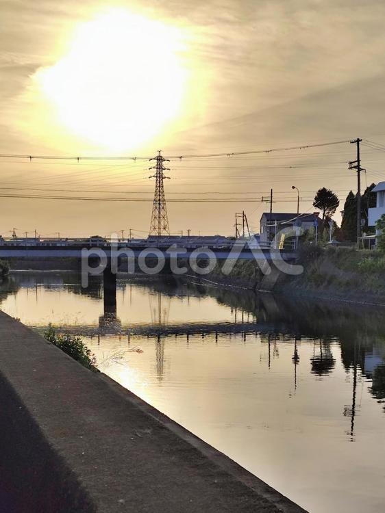大きな夕日と川にうつる風景 夕日,川,綺麗の写真素材
