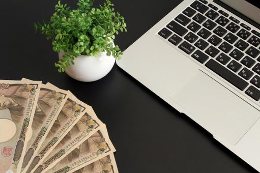 デスクと日本円のイメージ デスクと日本円のイメージ デスク,ノートパソコン,キーボードの写真素材