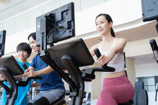 スポーツジムでトレーニングをする若い男女 スポーツジム,フィットネス,ダイエットの写真素材