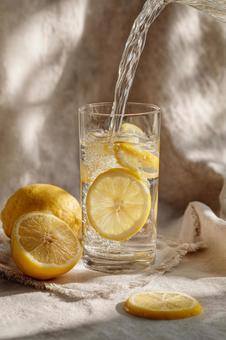 健康的な一日をスタート：レモンウォーターの写真