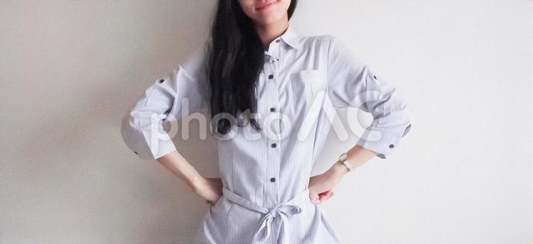 腰に手を当てる女性(横長) 女性,腰,両手の写真素材