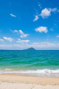 夏の砂浜からの風景 夏の砂浜からの風景の写真