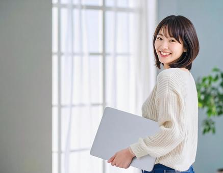 ノートパソコンを持つ女性11 ノートパソコンを持つ女性11の写真