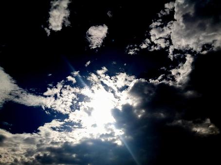 印象的な空 太陽光と雲とダークな空 印象的な空 太陽光と雲とダークな空の写真