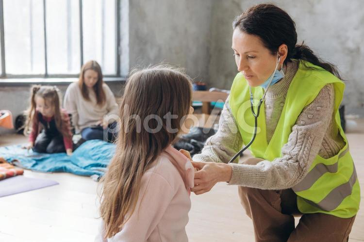 女の子の健康診断をする安全ベストの女性 女性,女の子,人物の写真素材