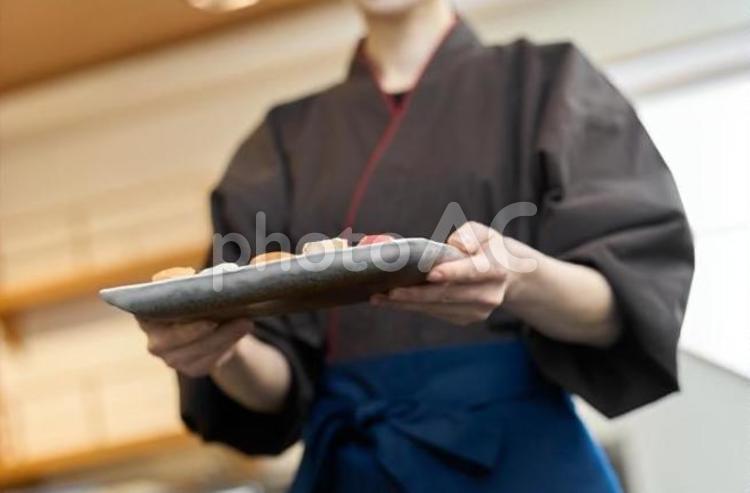 料理を運ぶ和食の従業員 和食,女性,料理の写真素材
