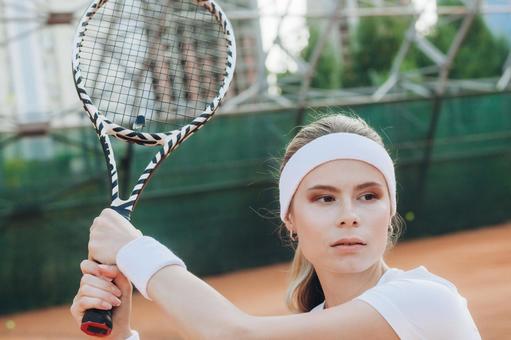 テニスラケットを振りかぶる女性プレイヤー 女性,外国人,テニスの写真素材