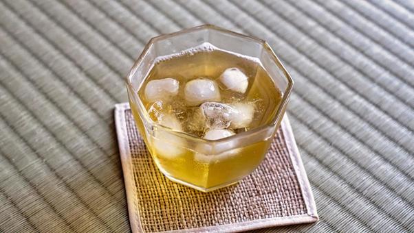 畳の上に置かれた冷たいお茶 畳の上に置かれた冷たいお茶の写真