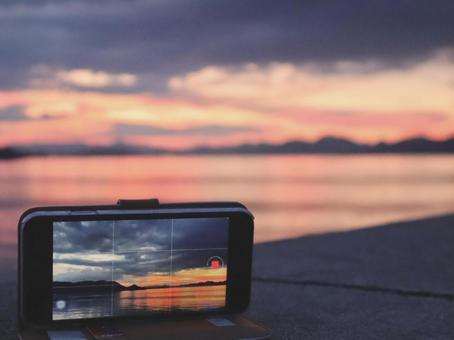 スマホ越しの夕空 スマホ越しの夕空の写真