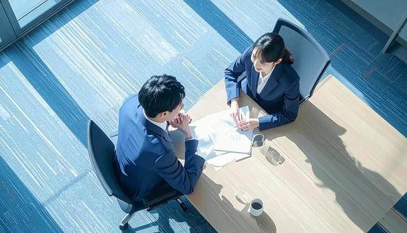 テーブルを囲んで会議するビジネスパーソン テーブルを囲んで会議するビジネスパーソンの写真