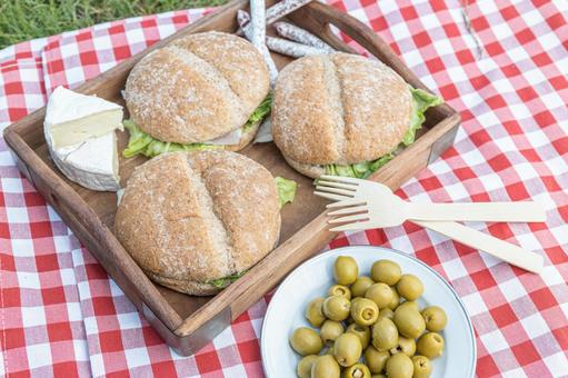 お皿に入ったオリーブやトレイのパン ピクニック,パン,ハンバーガーの写真素材