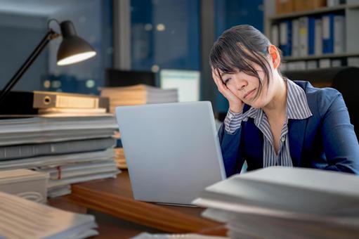 残業で辛そうな女性 女性,ビジネスウーマン,オフィスの写真素材