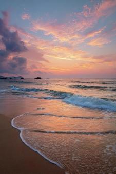 夕焼けに染まるロマンチックな海 夕焼けに染まるロマンチックな海の写真