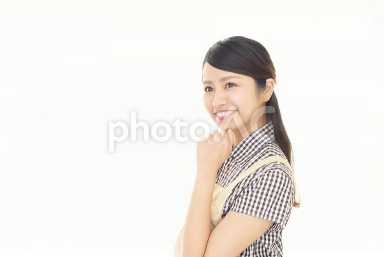 エプロンを着た笑顔の女性 女性,女,主婦の写真素材