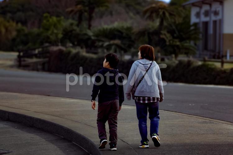 ＜人物＞海辺（堤防沿い）を散歩する親子 女性,子供,男性の写真素材