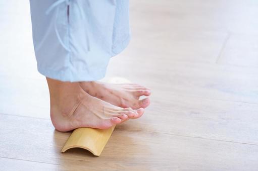 青竹踏みをする両足 足元,青竹踏み,竹の写真素材