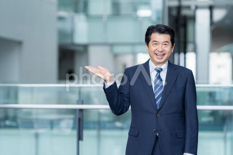 オフィスで働くミドルのビジネスマン ビジネス,ビジネスマン,ミドルの写真素材