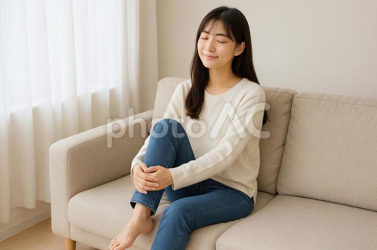 自宅のソファでくつろぐ日本人女性 おうちヨガ,女性,自宅の写真素材