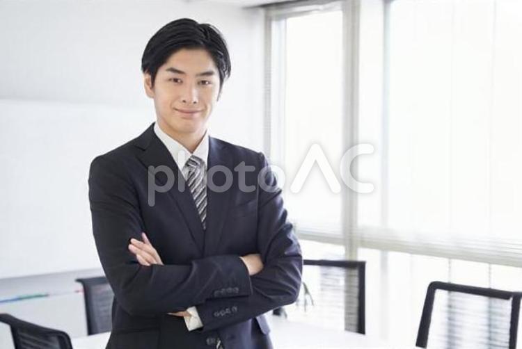 会議室で腕組みをする日本人ビジネスマン 男性,ビジネスマン,日本人の写真素材