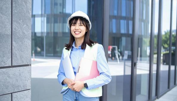 活き活き働く笑顔のビジネスウーマン 活き活き働く笑顔のビジネスウーマンの写真