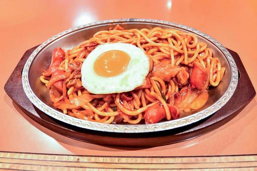 昔ながらのナポリタンに目玉焼きをのせて 昔ながらのナポリタンに目玉焼きをのせての写真