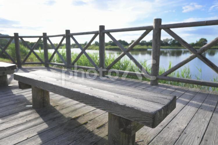 水辺のウッドデッキ、夏の休憩所 ウッドデッキ,ベンチ,水辺の写真素材