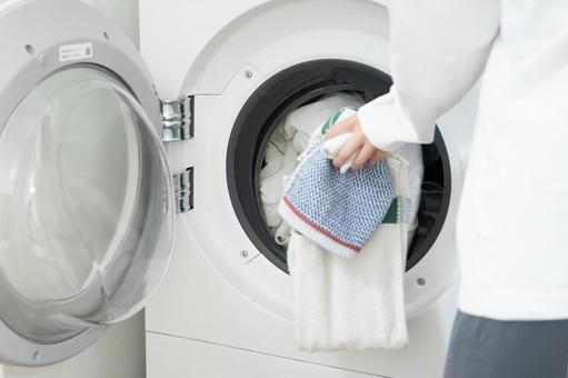 ドラム式洗濯機にタオルを入れる様子 ドラム式洗濯機にタオルを入れる様子 洗濯機,ドラム式洗濯機,タオルの写真素材